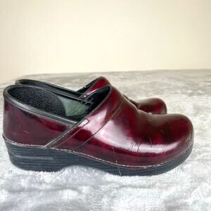 Dansko Womens Clogs Sz 40 Burgundy Patent Chunky Whimsigoth Witchy Goblin Boho